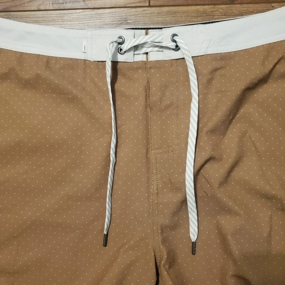 NWOT Vuori Cruise Boardshorts Brown Micro Dot Mens 38 Scalloped Swim Trunks V314